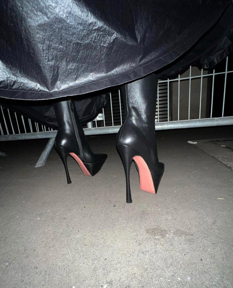 All-black New York style: black heels beneath a flowing black skirt